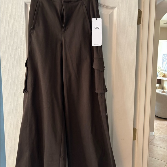 ALO Yoga Women's Dark Brown show off cargo wide leg. New with tags.